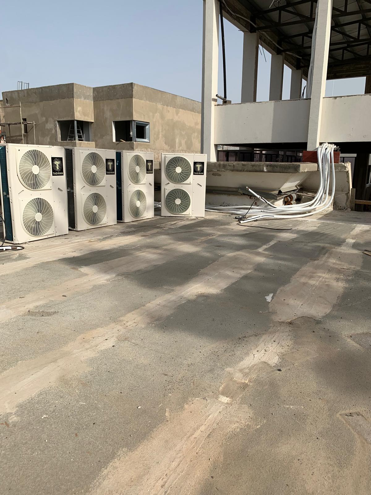 פרויקט מיזוג 4 מזגנים מרכזים 6 כוח סוס של חברת תאדירן כולל במת הרמה עם ג׳ק