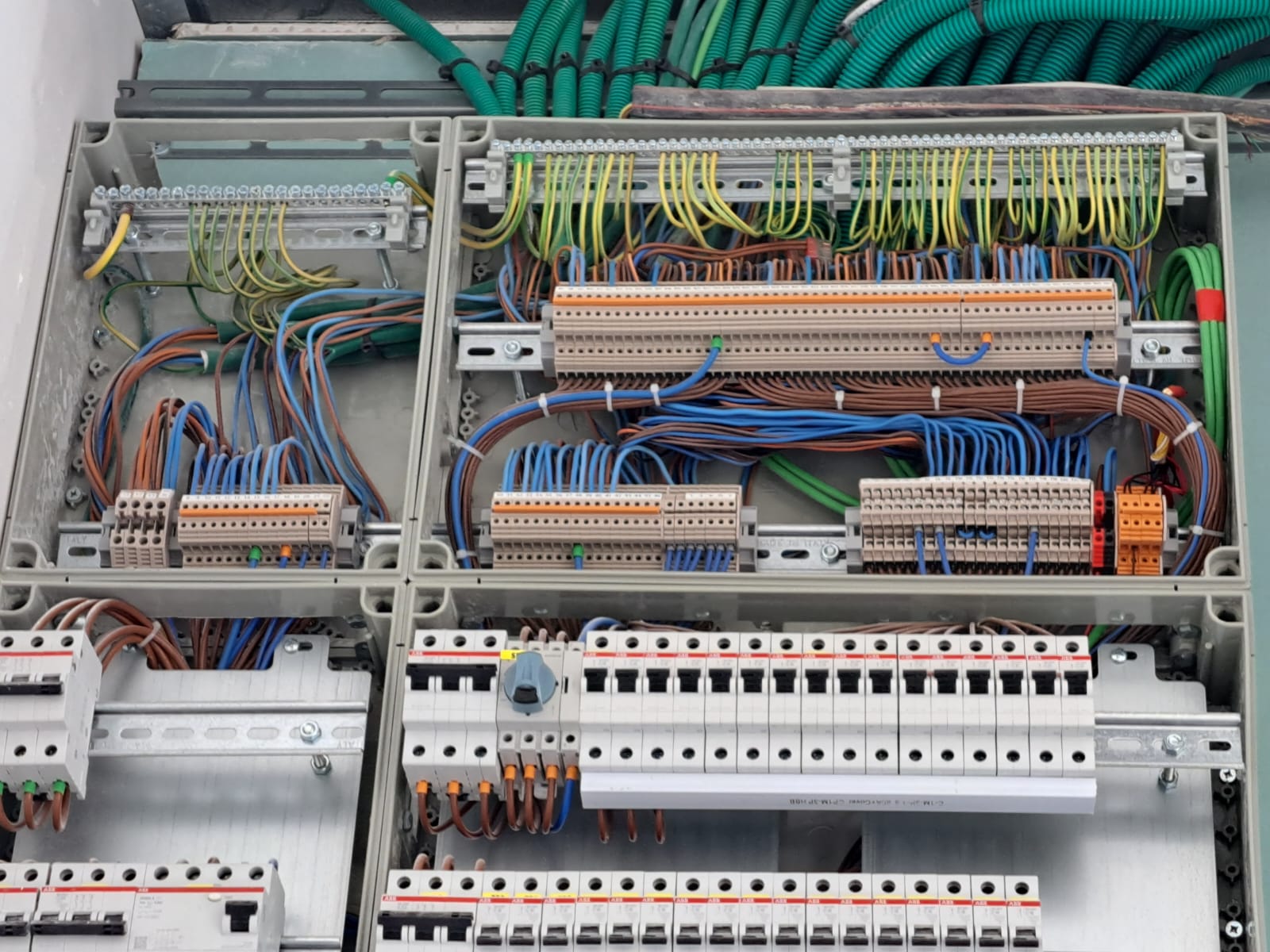 לוחות חשמל עם בקרים לבית חכם, מושב משמר הירדן