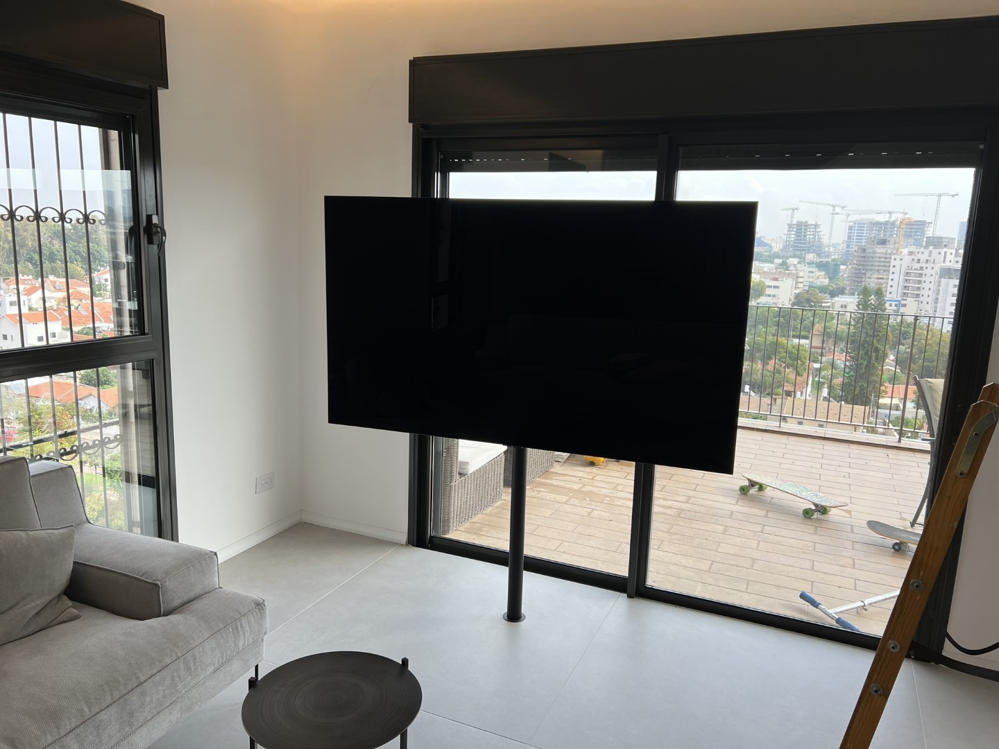 עמוד נירוסטה + רמקולים מוגברים בלי כאבי ראש של חציבות ועוד...